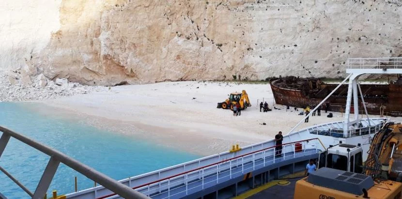 Αυτό είναι το πλοίο που έριξε μπουκαπόρτα στην αμμουδιά του «Ναυαγίου» για να ξεφορτώσει βαρέα οχήματα (εικόνες)
